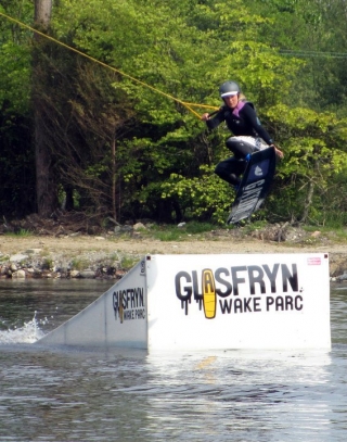 Kommen Sie Wakeboarden im Glasfryn Wake Parc 